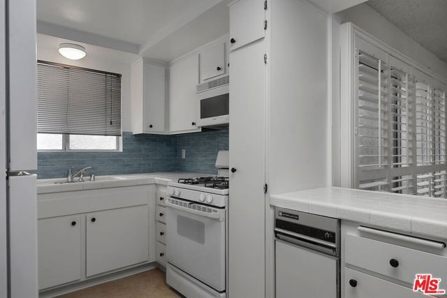 12951 Riverside Drive 4, Sherman Oaks, CA 91423
