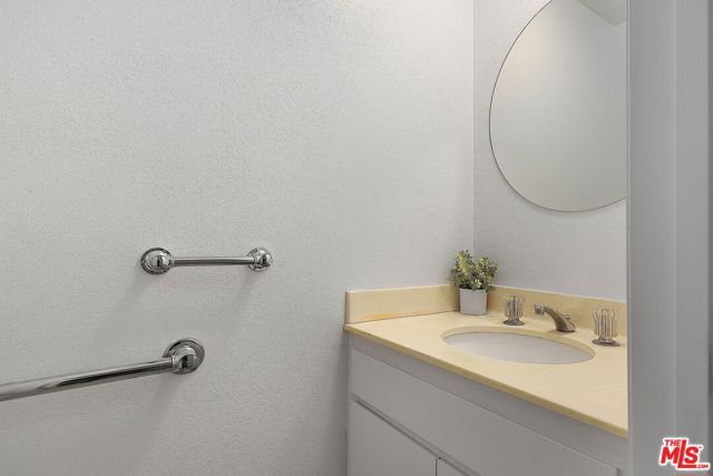 12951 Riverside Drive 4, Sherman Oaks, CA 91423