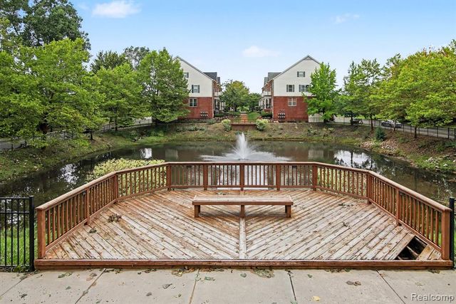 1111 Fountain View Circle, South Lyon, MI 48178