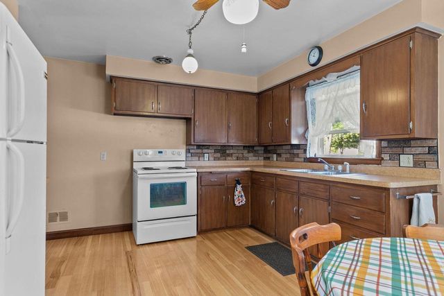 521 W 7TH STREET, Kaukauna, WI 54130