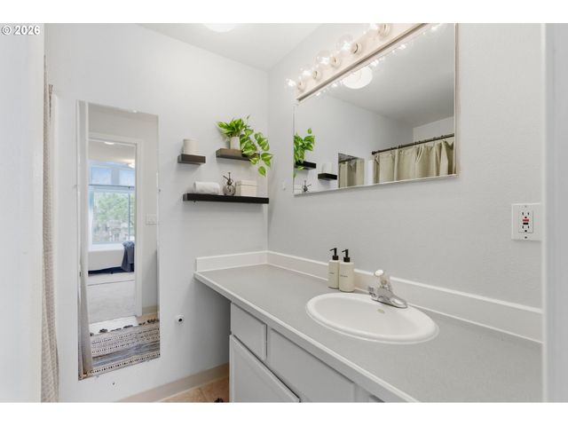 8945 N CALVERT Ave, Portland, OR 97217