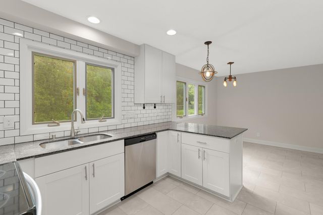 10928 London Drive, Burnsville, MN 55337