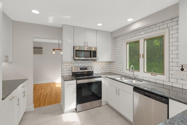 10928 London Drive, Burnsville, MN 55337