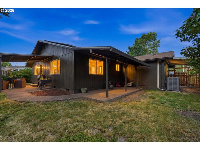 909 N SITKA Ave, Newberg, OR 97132
