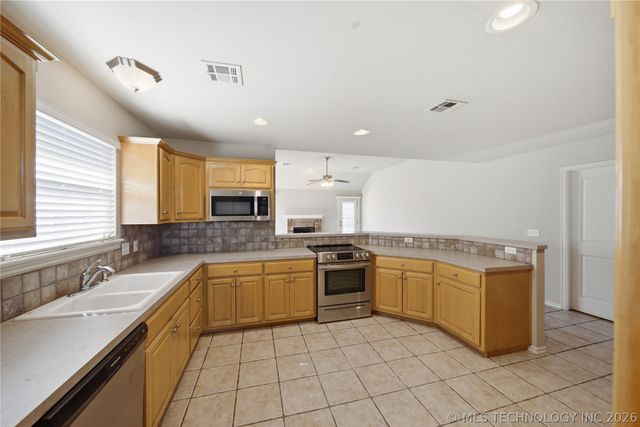 11602 S Mulberry Lane, Jenks, OK 74037