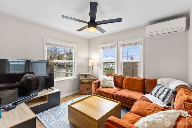 951 SE Dock Street, Oak Harbor, WA 98277