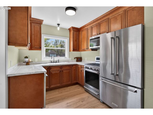 2241 Se 92ND Ave, Portland, OR 97216