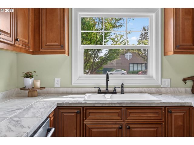 2241 Se 92ND Ave, Portland, OR 97216