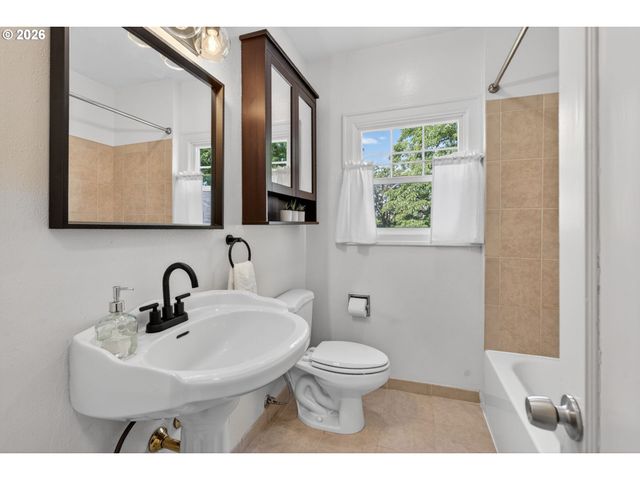 2241 Se 92ND Ave, Portland, OR 97216