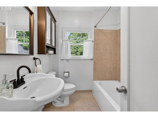 2241 Se 92ND Ave, Portland, OR 97216