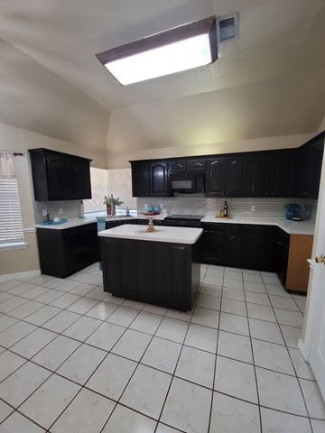 611 Linda Drive, Burleson, TX 76028