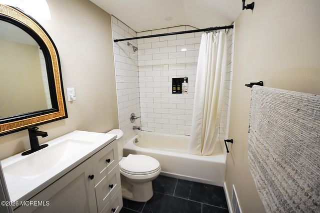 28 E Duchess Avenue, Middletown, NJ 07748