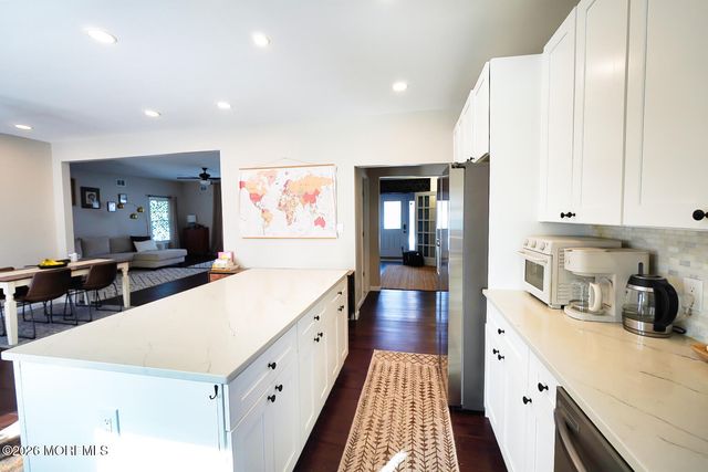 28 E Duchess Avenue, Middletown, NJ 07748