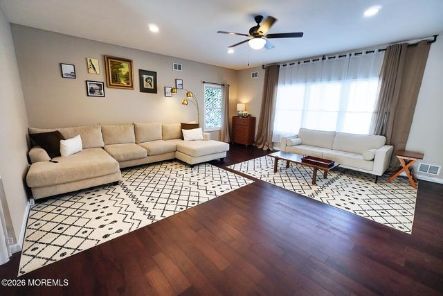 28 E Duchess Avenue, Middletown, NJ 07748
