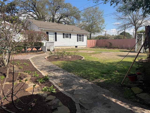 809 W Semands, Conroe, TX 77301