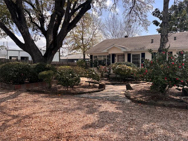 809 W Semands, Conroe, TX 77301