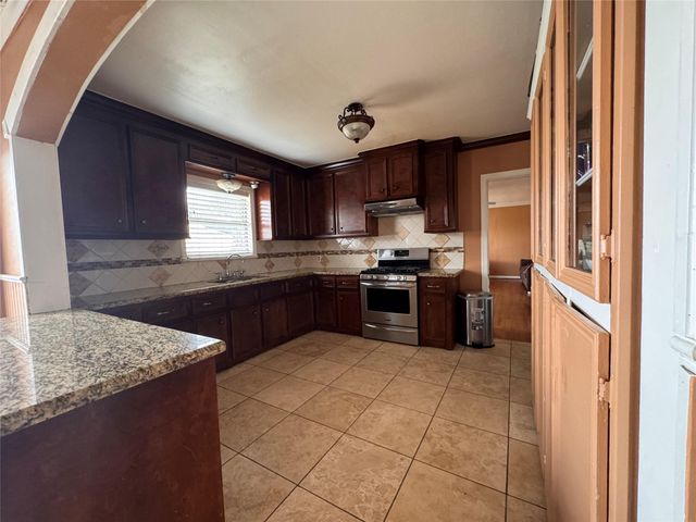 809 W Semands, Conroe, TX 77301