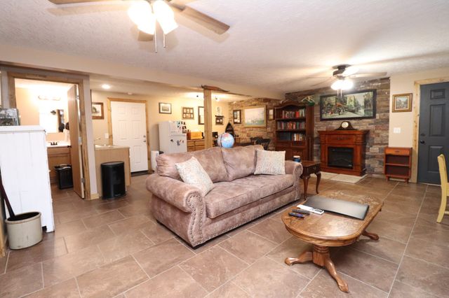 1000 Glasgow Branch Rd, Hartsville, TN 37074