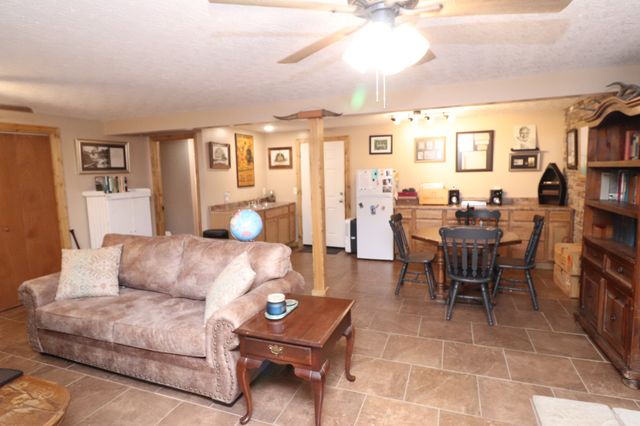1000 Glasgow Branch Rd, Hartsville, TN 37074