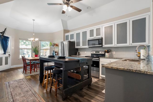 2402 Alaska Avenue, Dallas, TX 75216
