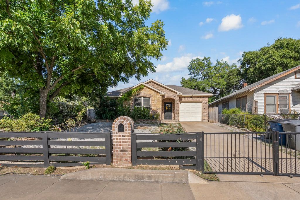 2402 Alaska Avenue, Dallas, TX 75216