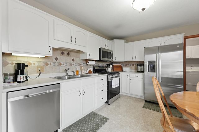 828 Amber Willow Way, Huntertown, IN 46748