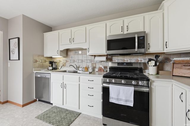 828 Amber Willow Way, Huntertown, IN 46748