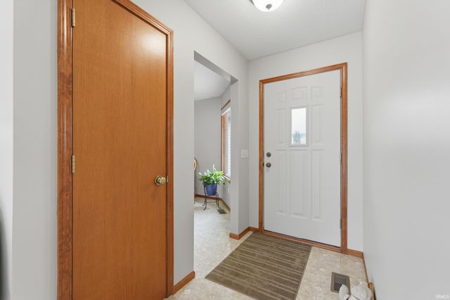 828 Amber Willow Way, Huntertown, IN 46748