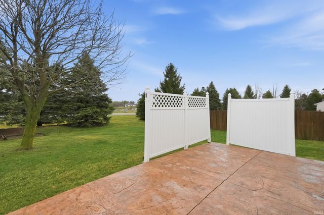 828 Amber Willow Way, Huntertown, IN 46748