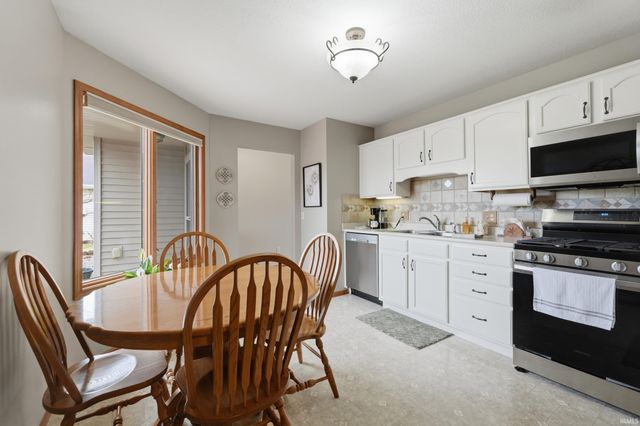 828 Amber Willow Way, Huntertown, IN 46748