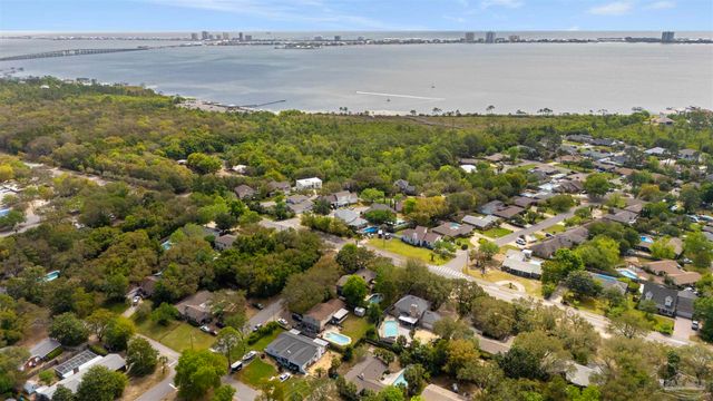 505 Bear Dr, Gulf Breeze, FL 32561