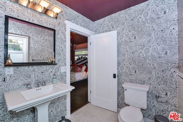 2172 Argyle Avenue, Los Angeles, CA 90068