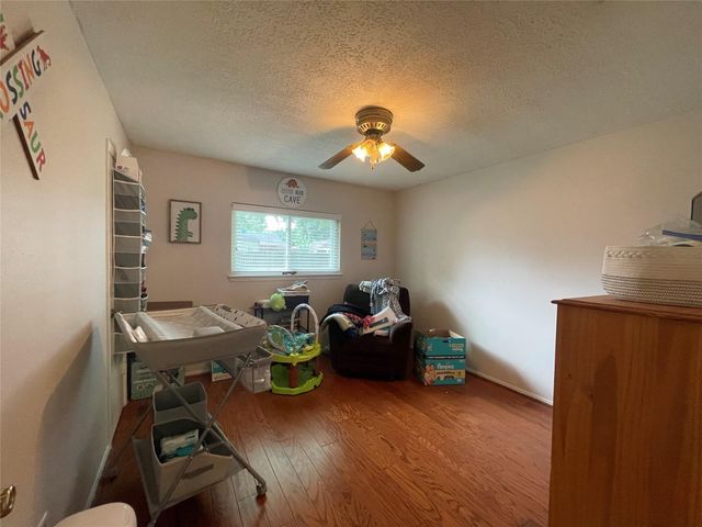 5001 Crestway Drive, La Porte, TX 77571