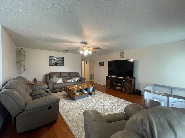 5001 Crestway Drive, La Porte, TX 77571