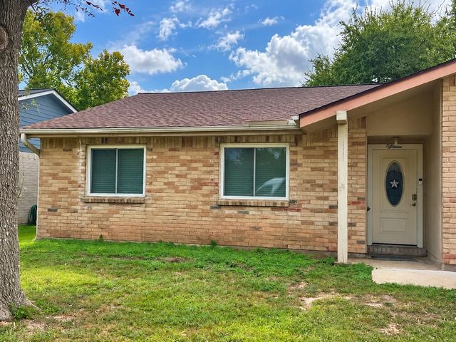 5001 Crestway Drive, La Porte, TX 77571