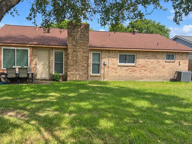 5001 Crestway Drive, La Porte, TX 77571