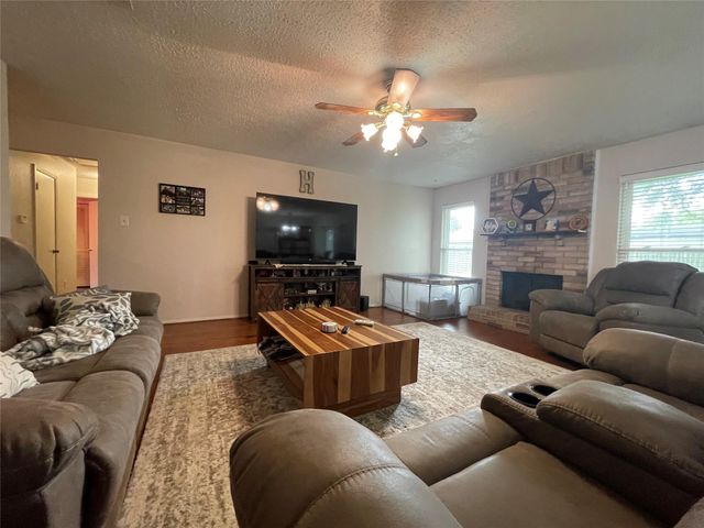 5001 Crestway Drive, La Porte, TX 77571