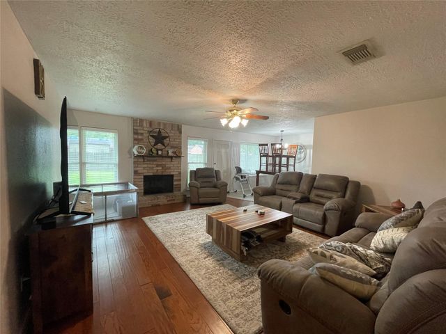 5001 Crestway Drive, La Porte, TX 77571
