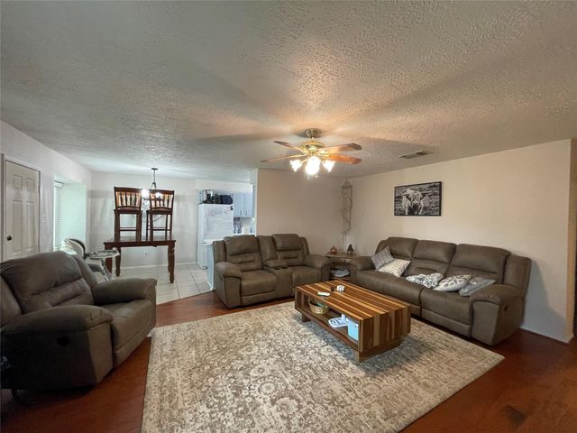 5001 Crestway Drive, La Porte, TX 77571