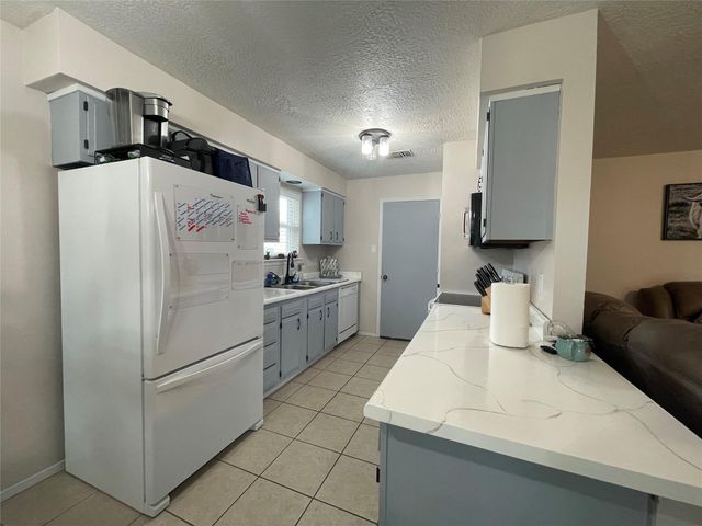 5001 Crestway Drive, La Porte, TX 77571