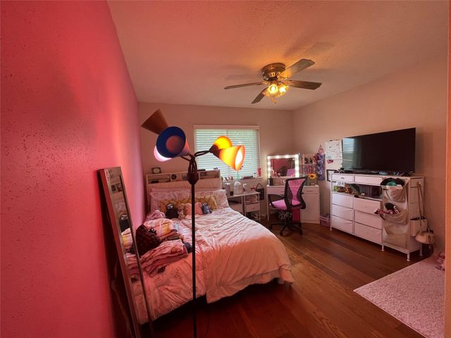 5001 Crestway Drive, La Porte, TX 77571