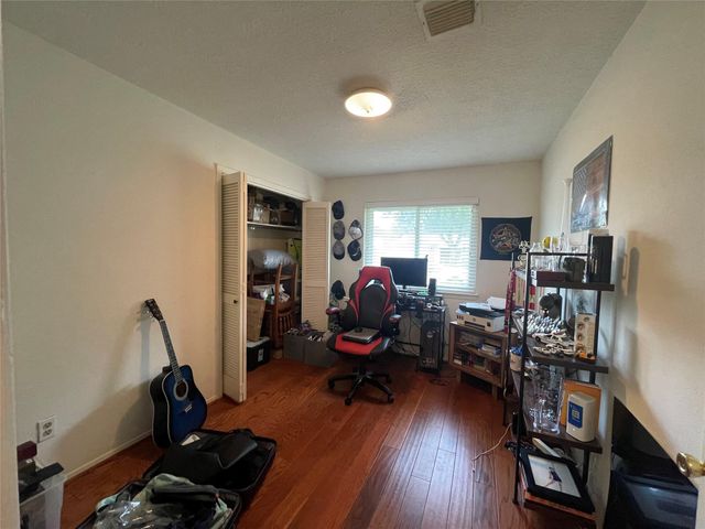 5001 Crestway Drive, La Porte, TX 77571