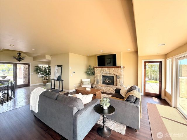 4702 Browns Point Boulevard NE, Tacoma, WA 98422