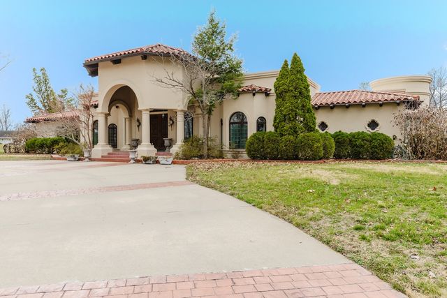 319 Country Club Lane, Harrisburg, IL 62946