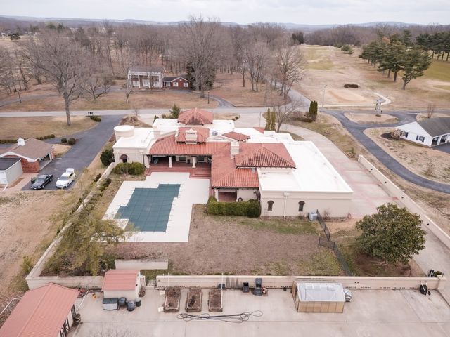 319 Country Club Lane, Harrisburg, IL 62946