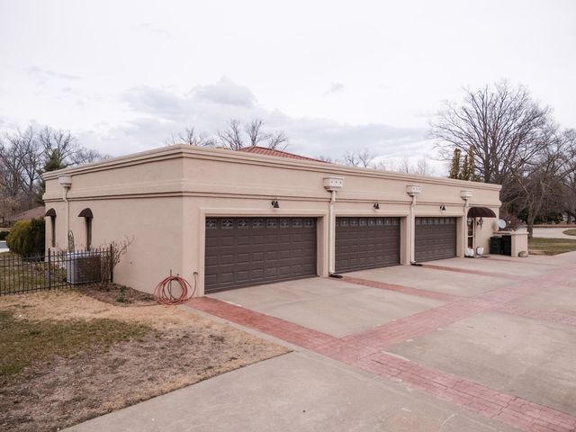 319 Country Club Lane, Harrisburg, IL 62946