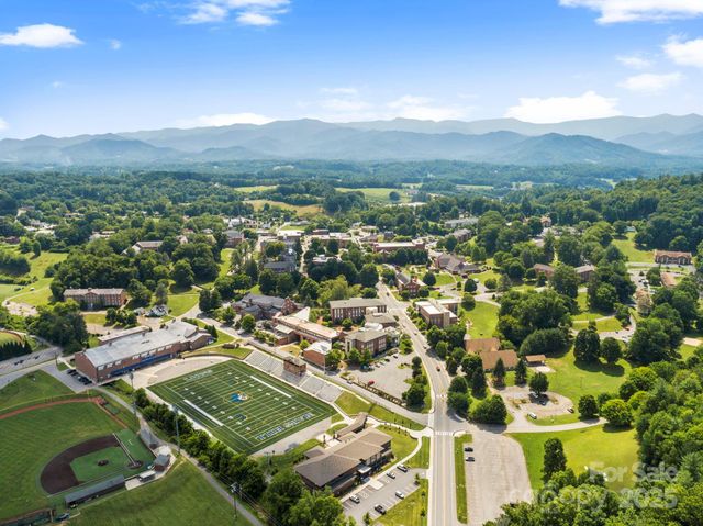 1672 Crossroads Parkway, Mars Hill, NC 28754