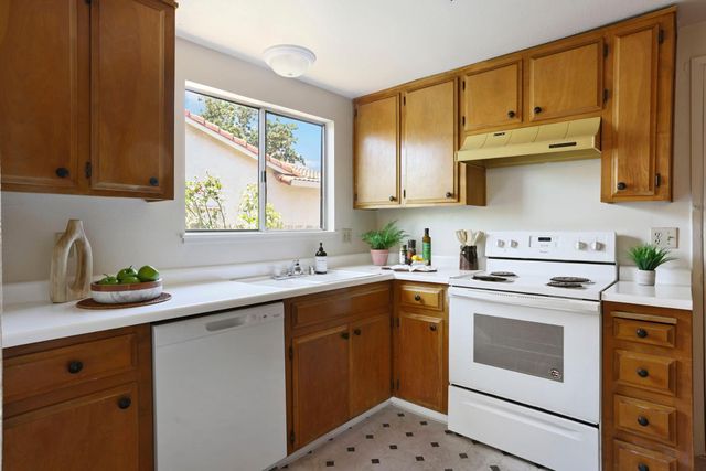 1118 Fallbrook Dr, Stockton, CA 95210