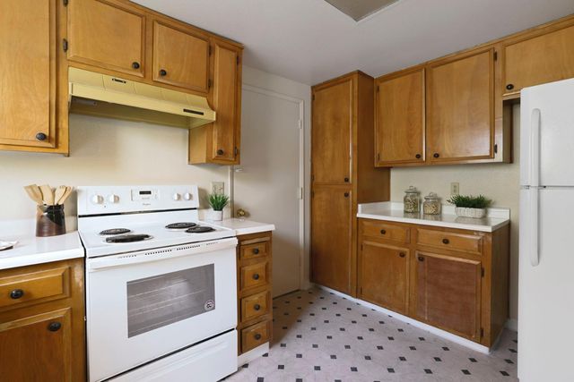 1118 Fallbrook Dr, Stockton, CA 95210