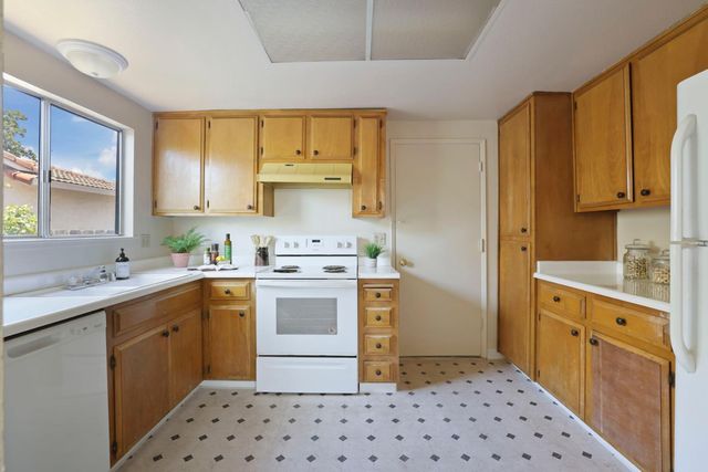 1118 Fallbrook Dr, Stockton, CA 95210